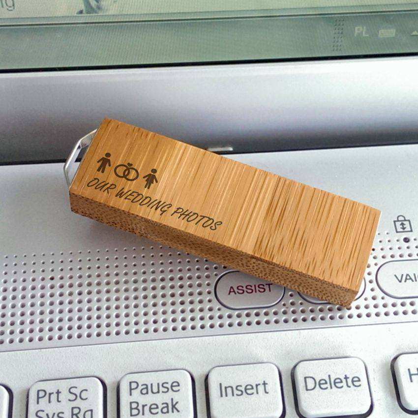 Personalisierte USB-Stick 32 GB 2.0 Geschenkbox massives Holz mit Gravur Wunschtext Herz Verlobungsringe Liebe Hochzeit Wunschgravur Speicherstick Flash Drive Geschenkidee individuell Nussbaum